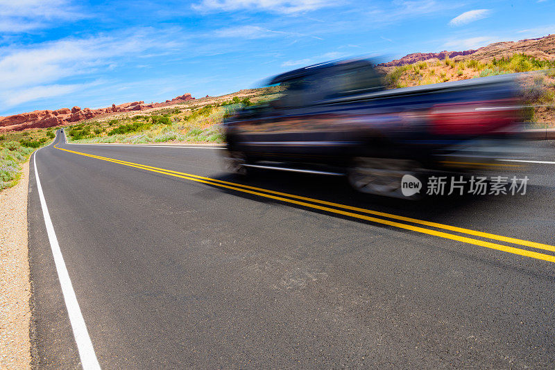 运动模糊的汽车，犹他州道路，山脉，双黄线