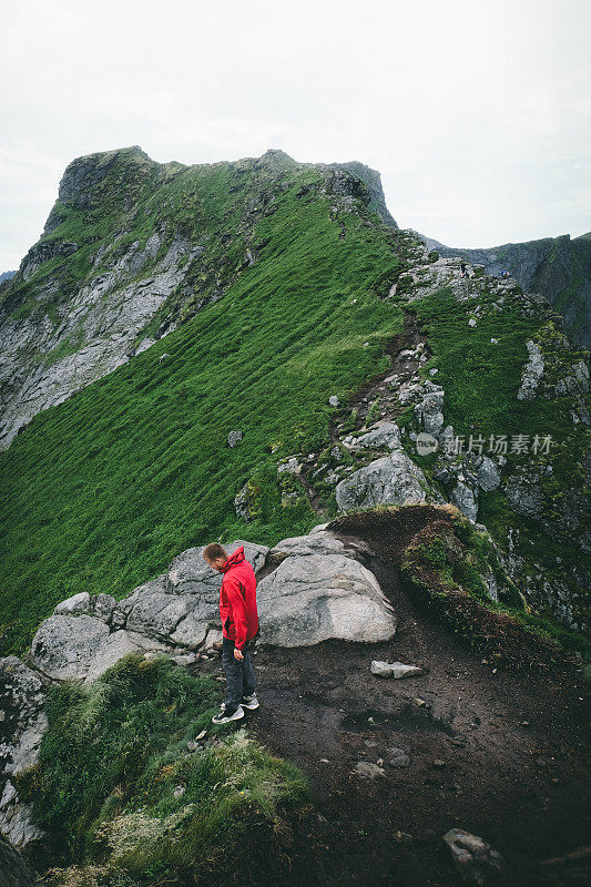 罗浮敦群岛上穿着红色夹克的徒步旅行者