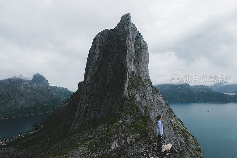 一个女人和一只狗在挪威的塞格拉山徒步旅行