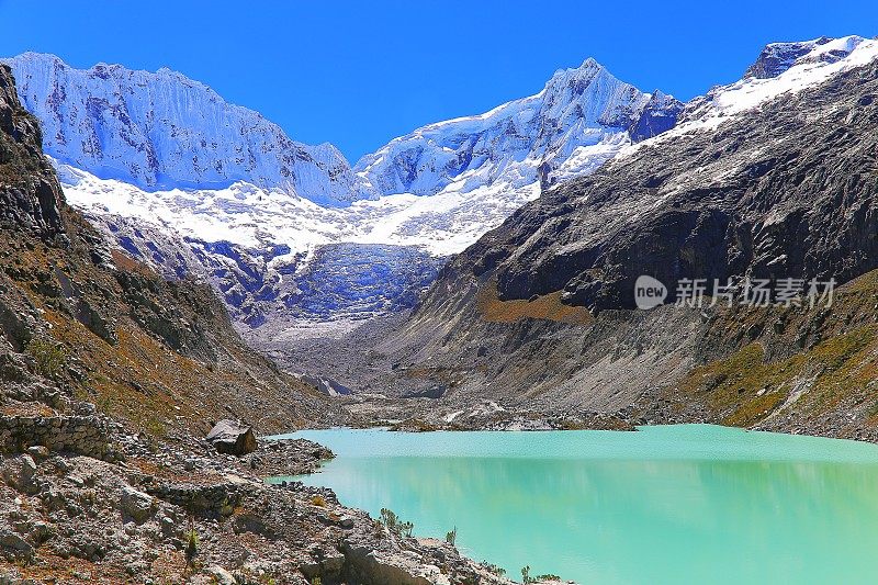 秘鲁安第斯山脉，拉古纳·拉卡湖，冰川和白雪皑皑的布兰卡山脉