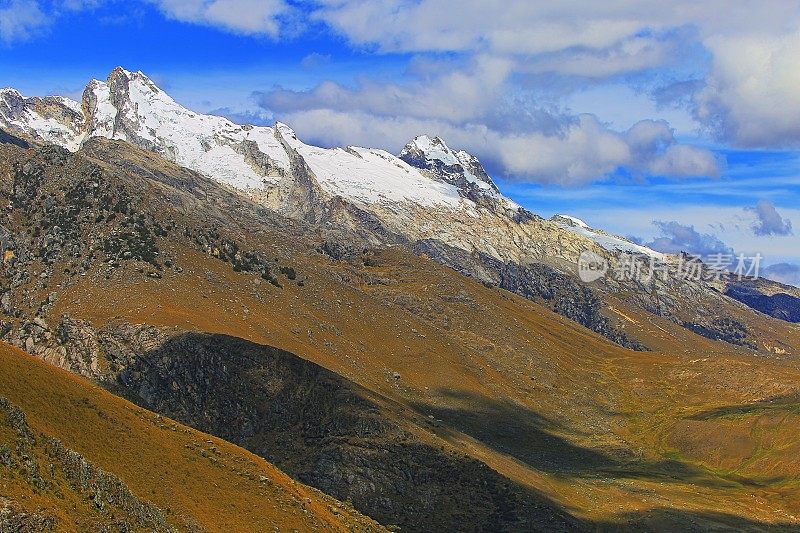 布兰卡和科迪勒拉的风景，坎西什，秘鲁安第斯山脉