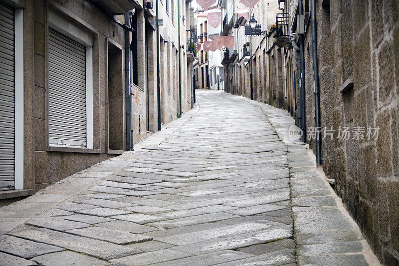 在西班牙加利西亚的阿拉里兹空荡荡的狭窄街道上，古老的石头瓷砖地板。
