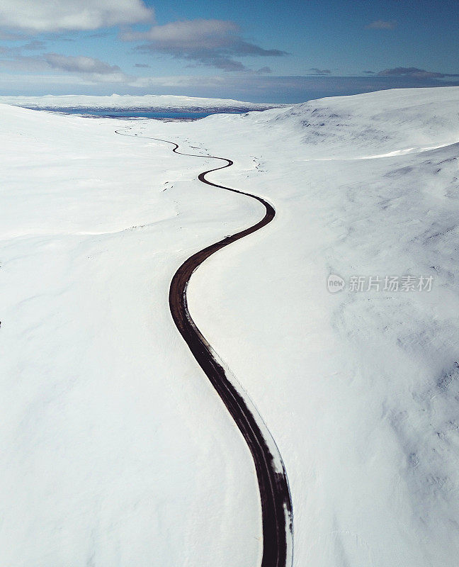 冰岛西峡湾一条被雪覆盖的道路的鸟瞰图