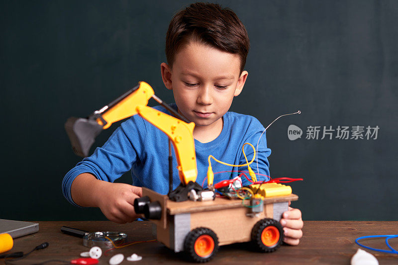小学男孩制造机器人
