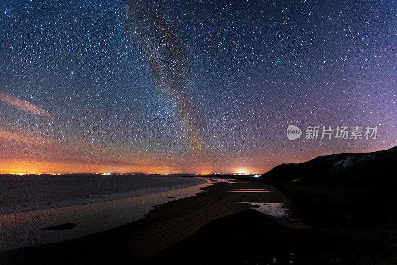 威尔士海滩上漆黑的星空