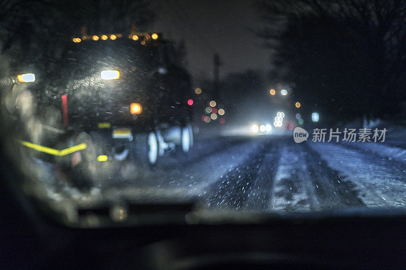 在冬季暴风雪中通过扫雪车