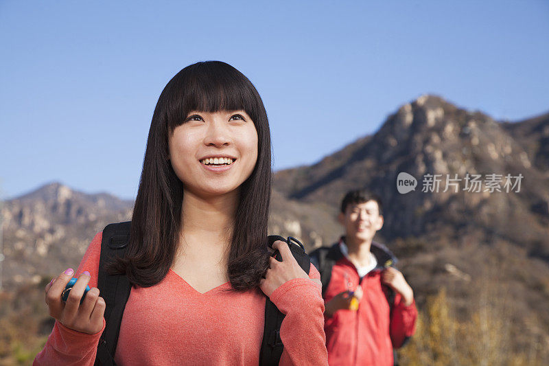 一名中国妇女在乡村徒步旅行