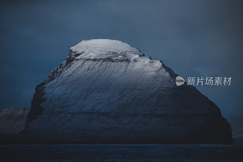 法罗群岛的风景和景观:科尔图尔岛