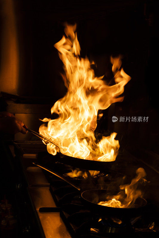 厨师在餐厅里燃烧食物