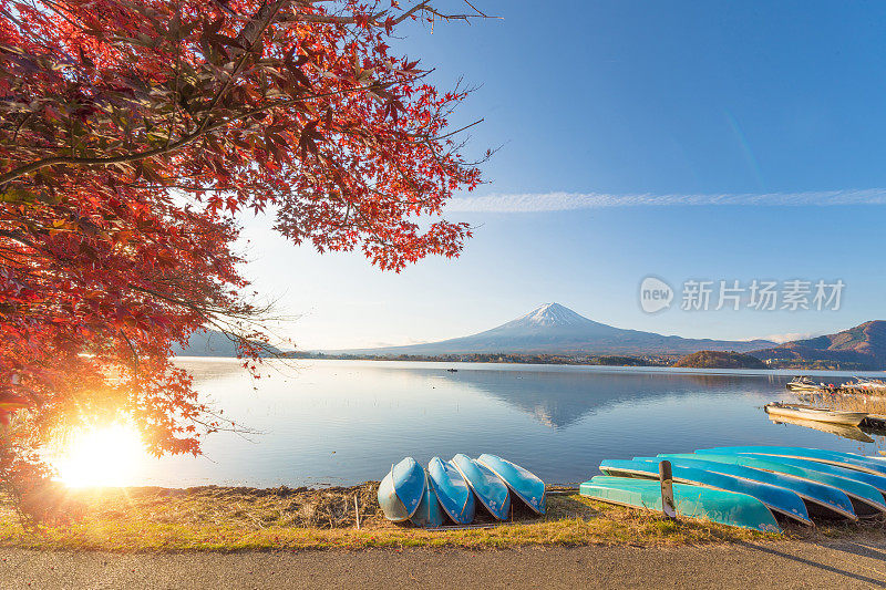 早晨的富士山和川口湖，秋季的富士山在山町。