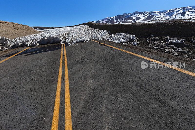 道路被雪线封堵-不能通行-安第斯山脉-柏油路-积雪问题