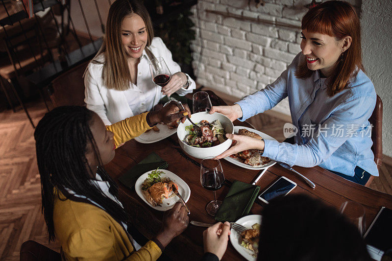 请把沙拉递给我好吗?