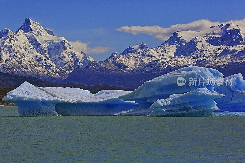 漂浮在阿根廷湖上的冰山和阿普萨拉冰川附近的浮冰-巴塔哥尼亚