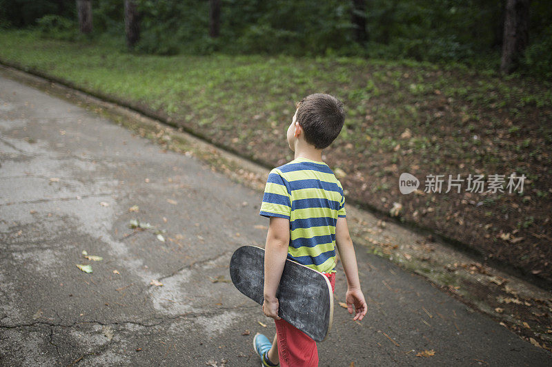 孩子滑溜冰板的人