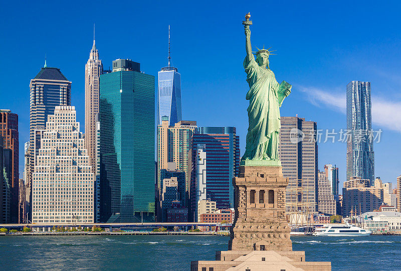 自由女神像和纽约天际线，曼哈顿金融区，世界贸易中心和比克曼大厦，纽约，美国。