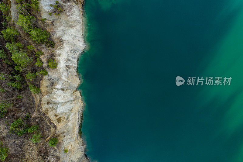 从空中俯瞰封闭的采石场湖