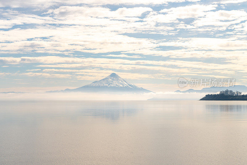 黎明时分智利湖区的奥索尔诺火山——智利瓦拉斯港