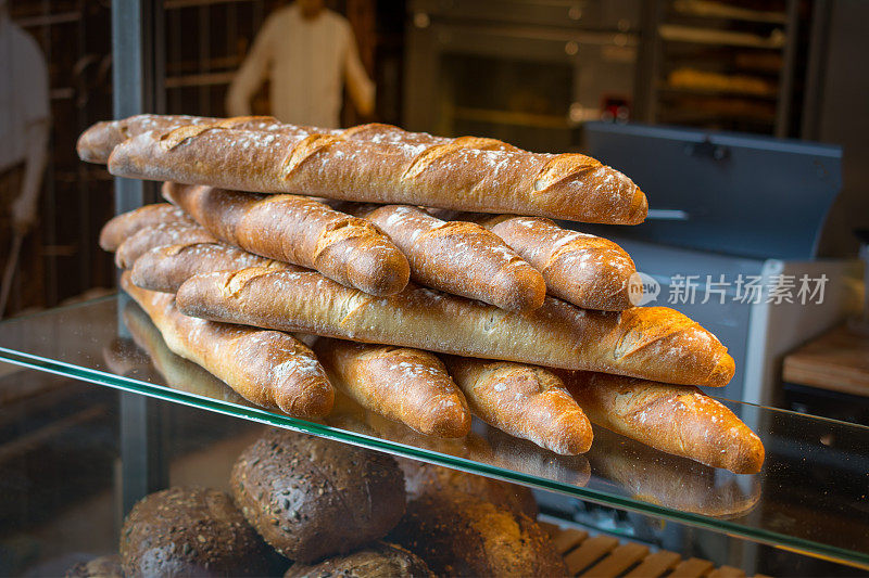 堆新鲜法国长棍面包