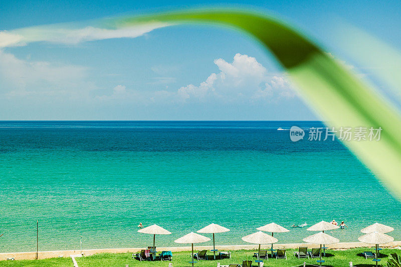 有遮阳伞和绿松石海的海滩