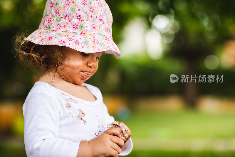 邋遢的小女孩在享受冰淇淋