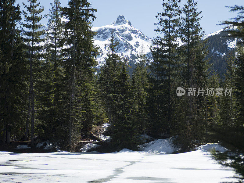 结冰的湖和白雪覆盖的山