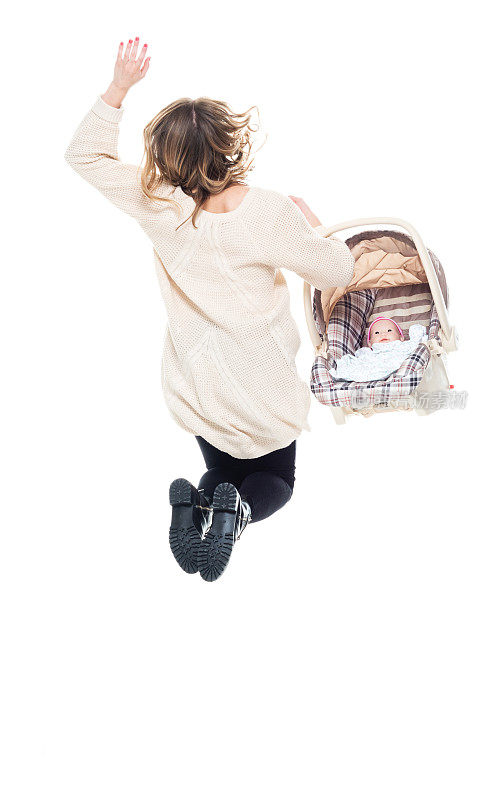 单身母亲穿着毛衣与婴儿汽车座椅-后视跳