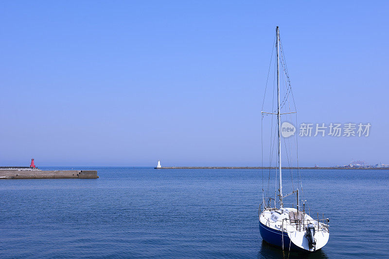 海港景色与帆船对晴朗的天空。