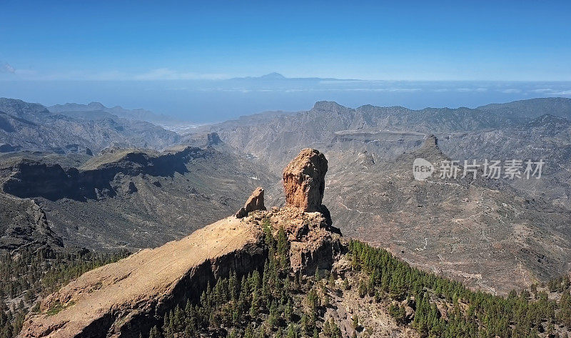 在西班牙加那利群岛大加纳利岛特赫达火山口的一块火山岩上飞行。