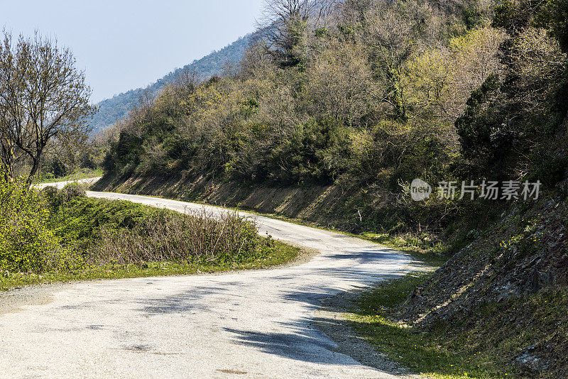 蜿蜒的道路前雾蒙蒙的山峦