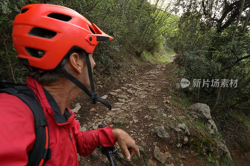 山地车停下来选择要骑的路线