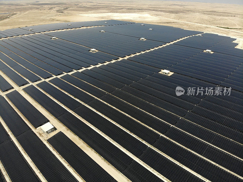 太阳能电池板发电厂的野外农场