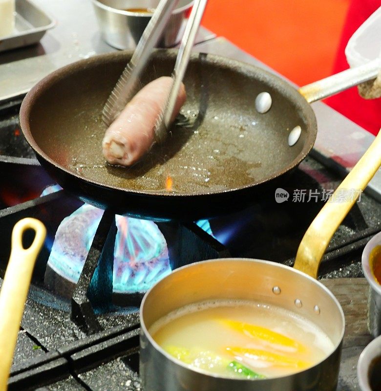 在煎锅中被搅动的食物