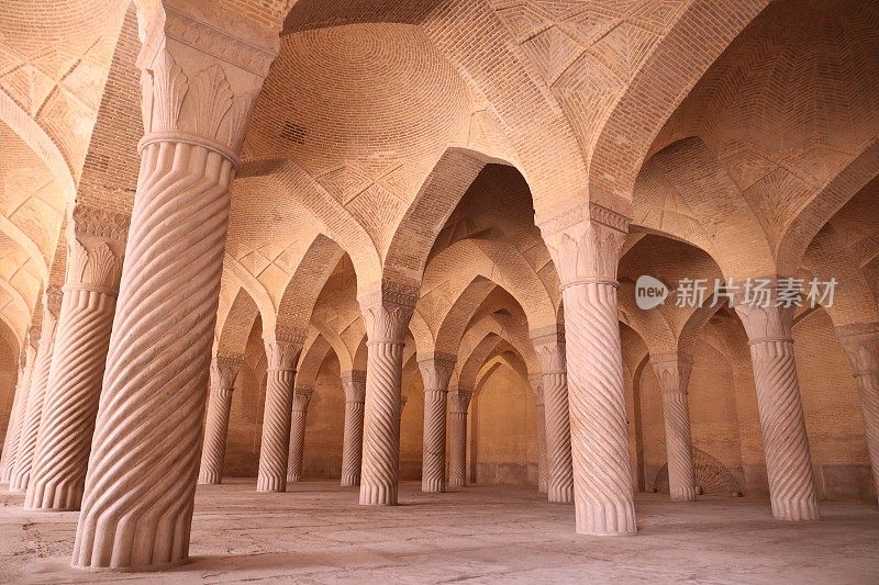 伊朗设拉子Vakil清真寺的雕刻柱