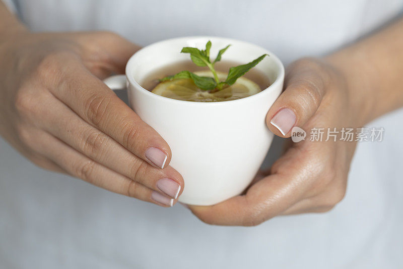 一杯茶的女人