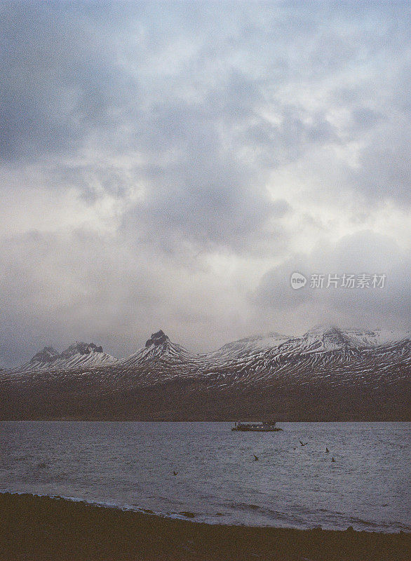 冰岛冬季西峡湾的美景