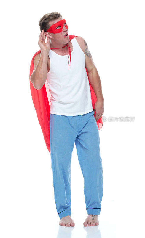 穿着睡衣和超级英雄披风的男人