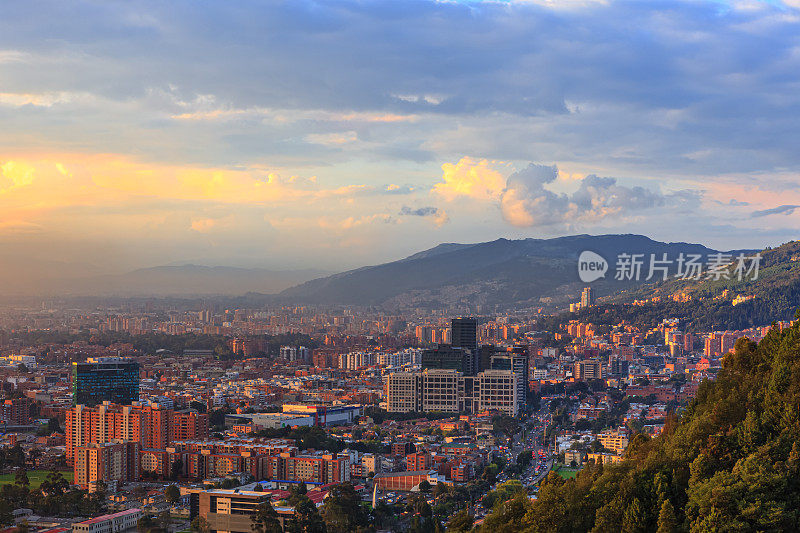 波哥大，哥伦比亚-高角度全景的安第斯首都城市从拉卡莱拉在安第斯山在日落时间