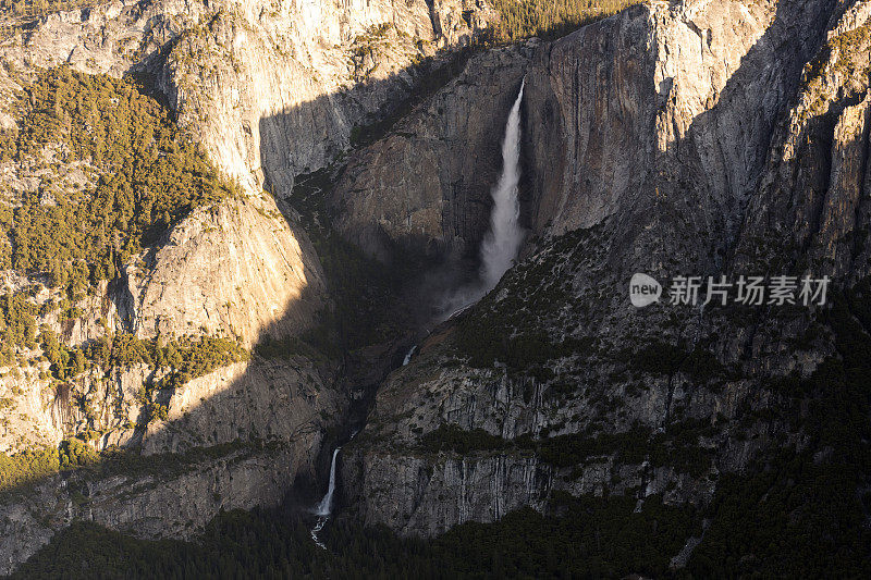 早春的阳光照在山坡上，瀑布奔腾