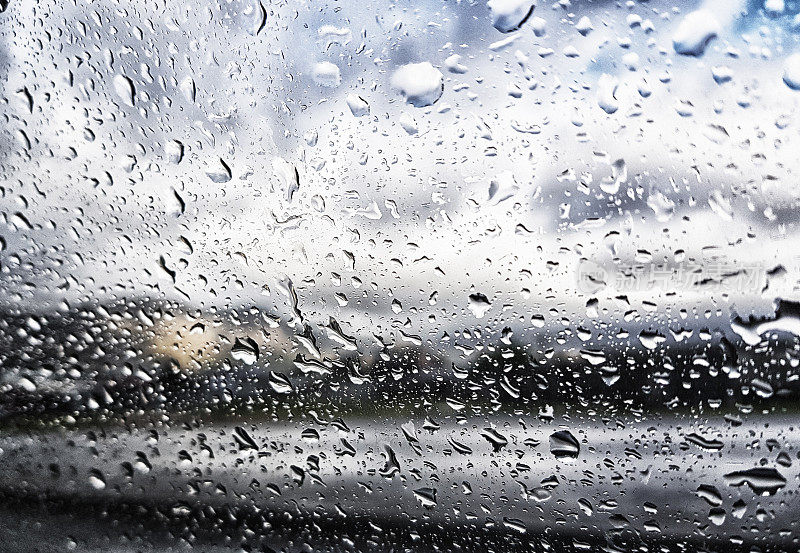 在雨天透过潮湿的挡风玻璃看