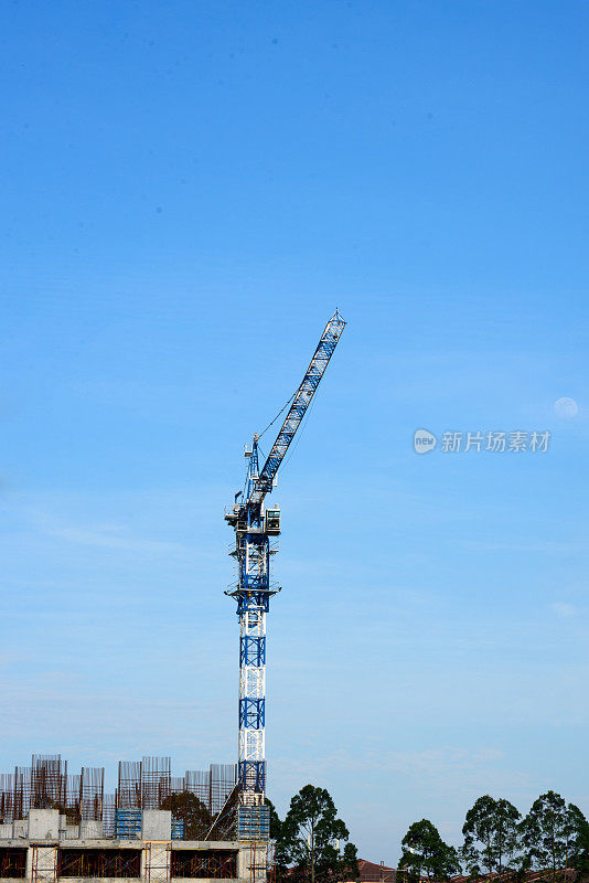 工业建筑起重机，建筑蓝天