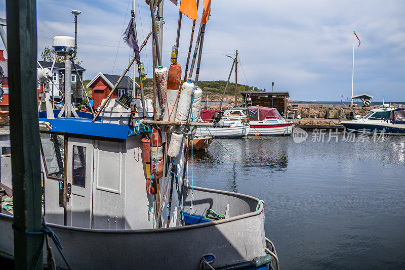 丹麦博恩霍尔姆港的一艘小渔船