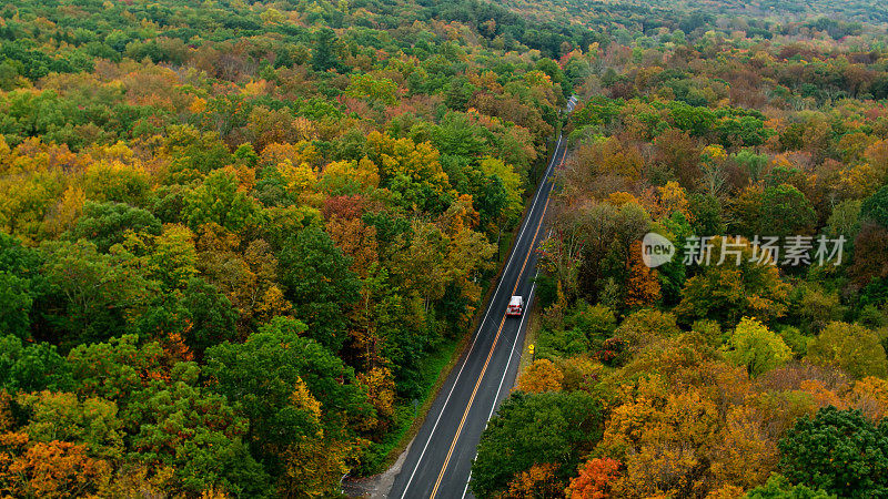 鸟瞰图汽车行驶在新泽西州的秋天的颜色
