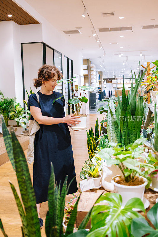 女人买植物