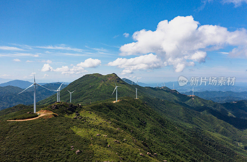 山上的风力发电场景