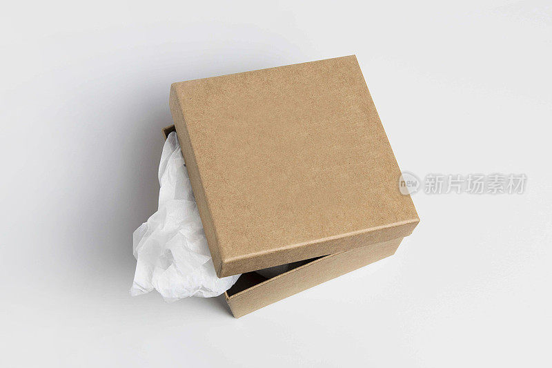 很多棕色的纸板箱。白色背景上孤立的纸板信箱。敞开式长方形小棕箱，用于运输货物，孤立在白色背景上，正面视图。再生纸