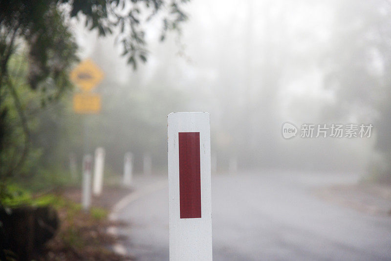 带红色反光器的道路安全导柱