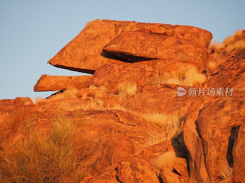 岩石形状奇特，看起来像人类的侧视图
