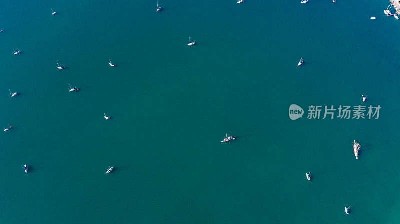 帆船停泊在美丽的海湾里