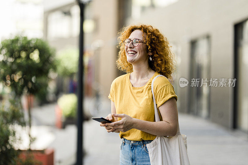 女人购物与可重复使用的棉花生态生产袋。零浪费生活理念