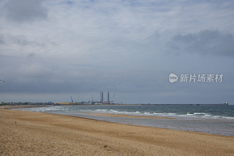 西顿水闸海滩上的海浪